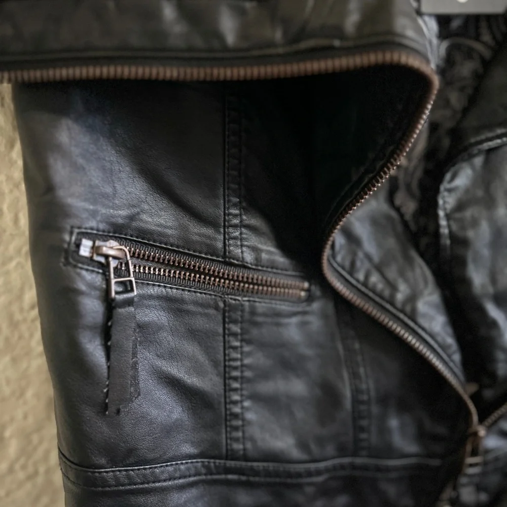 MontanaCo women’s vest faux leather cowl neck black size small new with‎ tags